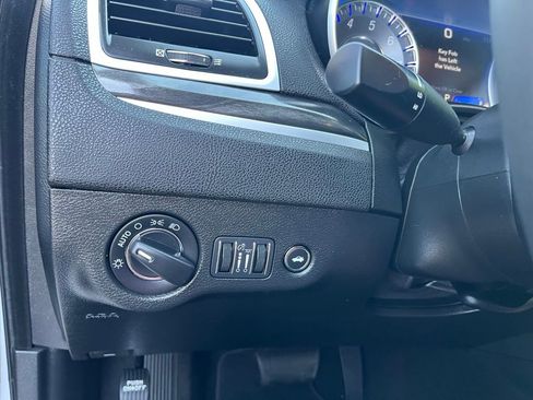 Used 2022 Chrysler 300 Touring image 25