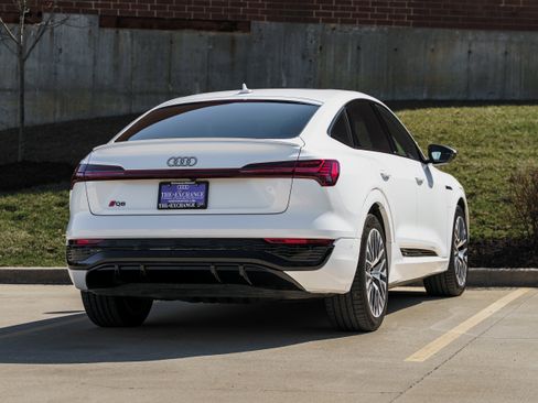 Certified 2024 Audi Q8 e-tron Premium Plus w/ Premium Plus Package image 4