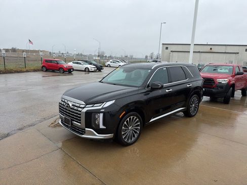 Used 2023 Hyundai Palisade Calligraphy image 2