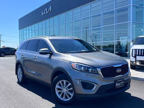 Used 2018 Kia Sorento FWD image 1