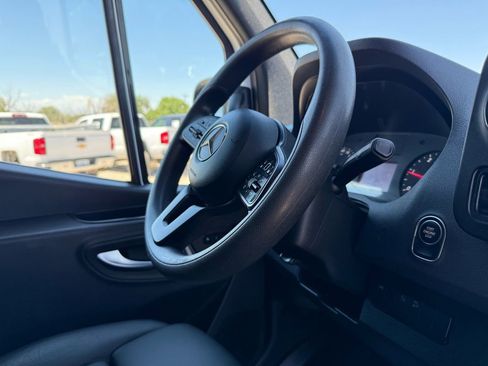 Used 2019 Mercedes-Benz Sprinter 2500 image 17