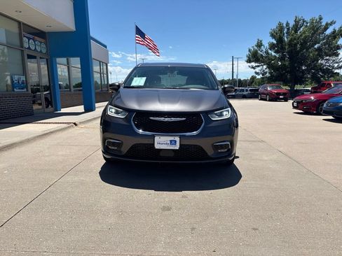 Used 2023 Chrysler Pacifica Touring-L AWD/4WD image 2