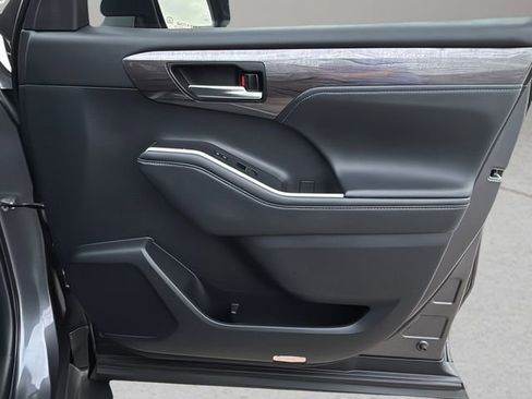 Used 2022 Toyota Highlander Limited FWD image 13