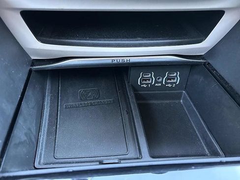 Used 2024 Chrysler Pacifica Limited FWD image 24