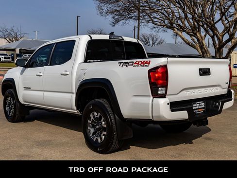 Used 2018 Toyota Tacoma TRD Off-Road w/ Technology Package image 6