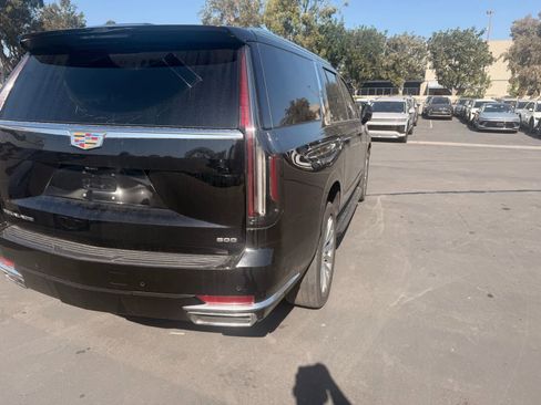 Used 2023 Cadillac Escalade ESV Premium Luxury image 3