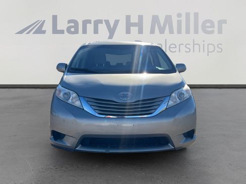 Used 2017 Toyota Sienna LE image 8