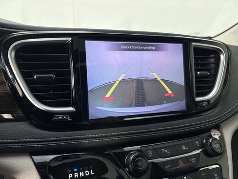 Used 2023 Chrysler Pacifica Limited FWD image 8