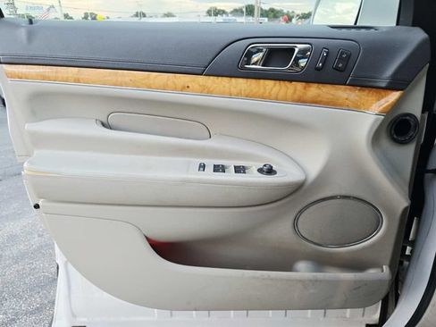 Used 2010 Lincoln MKT AWD image 19