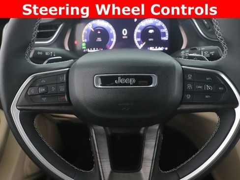 Used 2025 Jeep Grand Cherokee Limited image 22