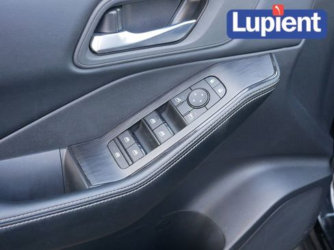 Used 2025 Nissan Rogue SV image 14