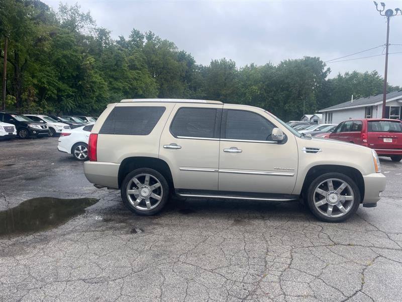 Used 2011 Cadillac Escalade Luxury AWD/4WD image 4