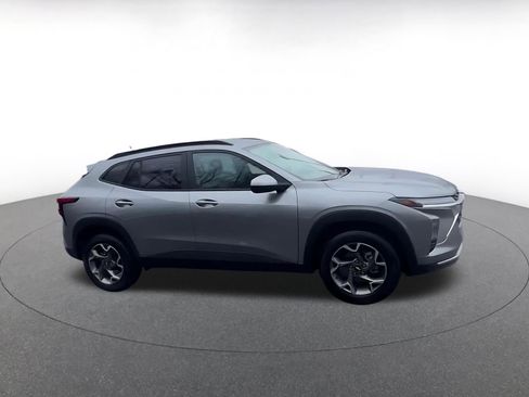 Used 2025 Chevrolet Trax LT image 2