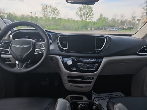 Used 2024 Chrysler Pacifica Touring-L image 14