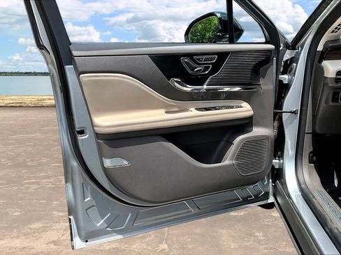 Used 2022 Lincoln Corsair Reserve w/ Equipment Group 201A FWD image 22