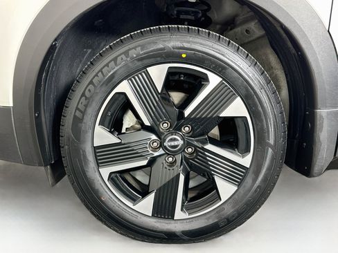 Used 2025 Nissan Kicks SV AWD/4WD image 11