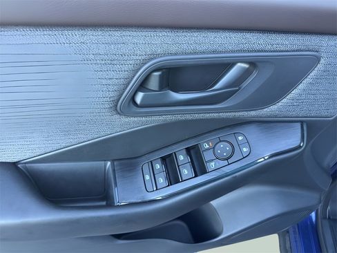 Used 2023 Nissan Rogue S image 17