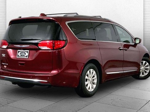 Used 2019 Chrysler Pacifica Touring-L image 13