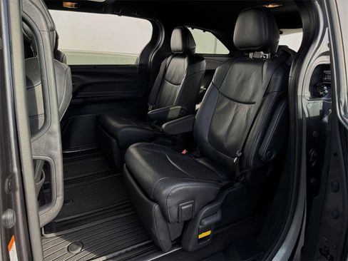 Certified 2025 Toyota Sienna Limited image 25