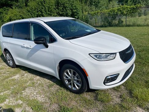 Used 2024 Chrysler Pacifica Touring-L AWD/4WD image 6