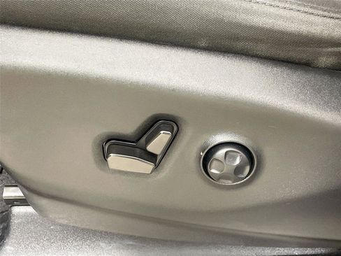 Used 2022 Chrysler Voyager LX image 21