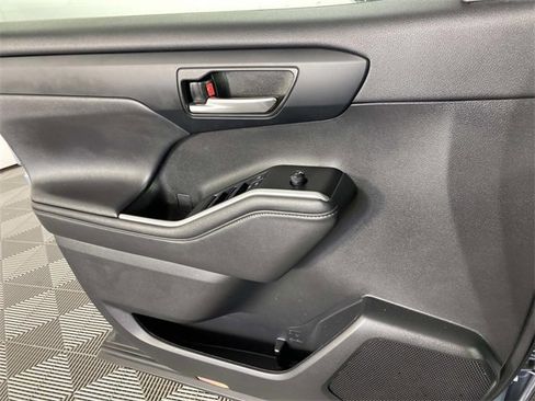 Used 2021 Toyota Highlander XLE image 21