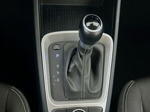 Used 2025 Hyundai Venue SEL FWD image 24