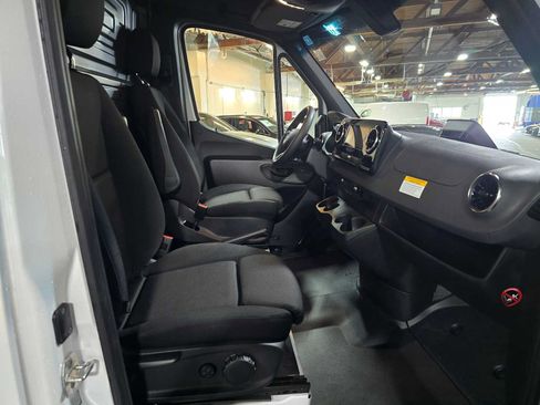 Used 2025 Mercedes-Benz Sprinter 2500 image 11