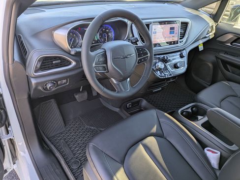 New 2026 Chrysler Pacifica Select FWD image 9