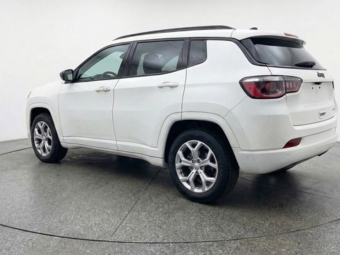 Used 2025 Jeep Compass Latitude AWD/4WD image 6