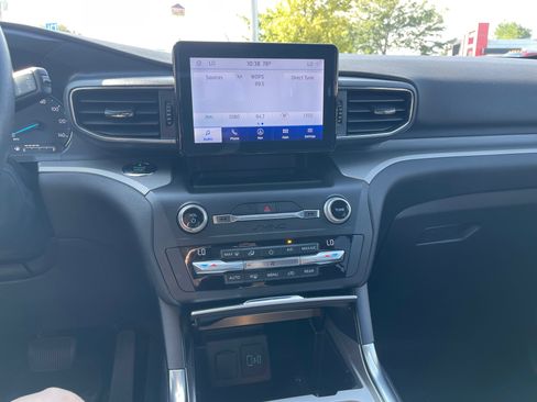 Used 2020 Ford Explorer XLT w/ Equipment Group 202A AWD/4WD image 12