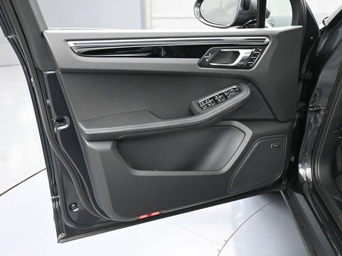 Certified 2025 Porsche Macan AWD/4WD image 15