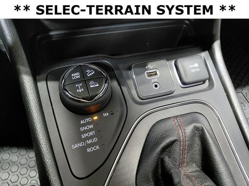 Used 2021 Jeep Cherokee Trailhawk image 18