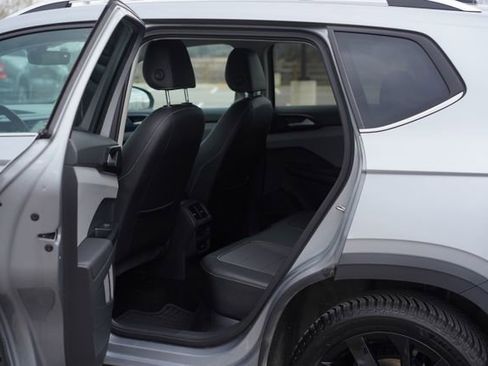 Used 2023 Volkswagen Taos SE w/ Panoramic Sunroof Package image 15