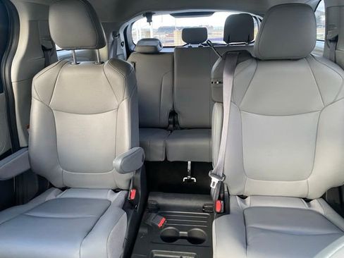 Used 2022 Toyota Sienna XLE image 20