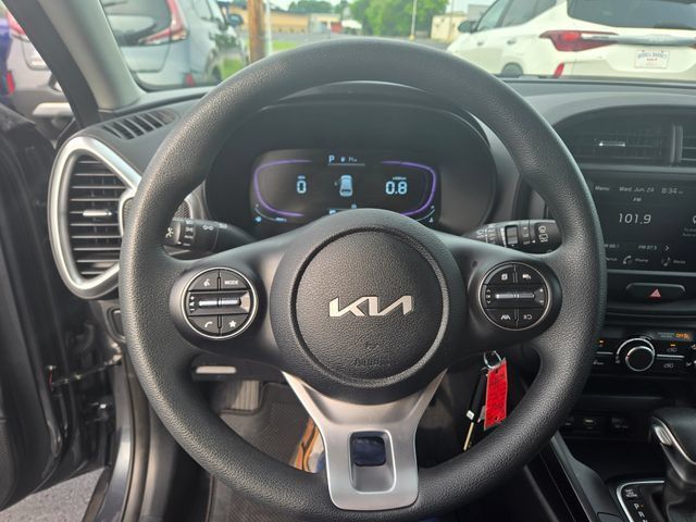 Used 2025 Kia Soul LX w/ LX Technology Package FWD image 17