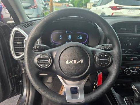 Used 2025 Kia Soul LX w/ LX Technology Package FWD image 17