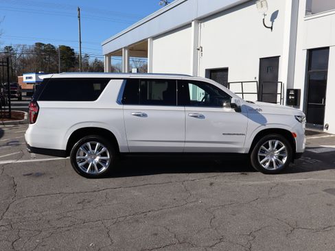 Used 2024 Chevrolet Suburban High Country w/ Premium Package image 11