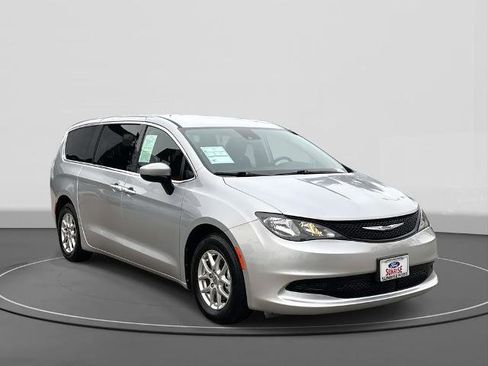 Used 2023 Chrysler Voyager LX image 5