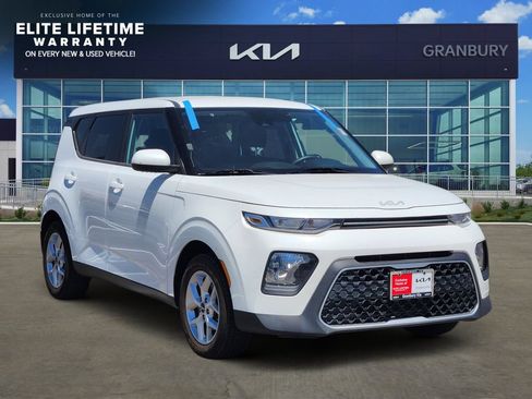 Used 2022 Kia Soul LX w/ Technology Package FWD image 3
