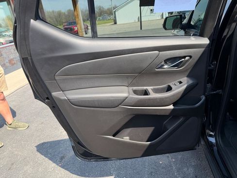 Used 2021 Chevrolet Traverse LT image 17