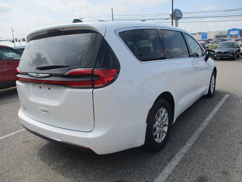 Used 2023 Chrysler Pacifica Touring-L FWD image 20