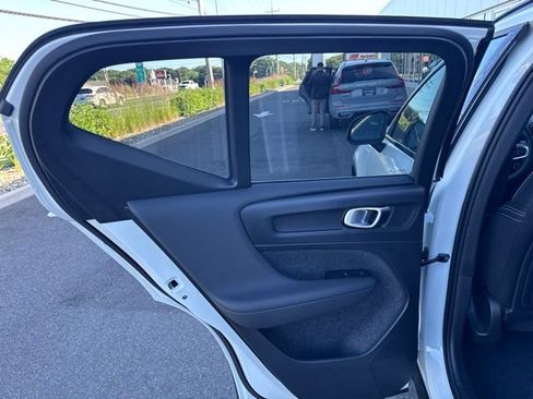 Certified 2025 Volvo XC40 B5 Plus AWD/4WD image 16
