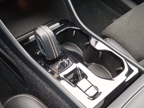 Used 2021 Volvo XC40 T5 R-Design w/ Climate Package image 16