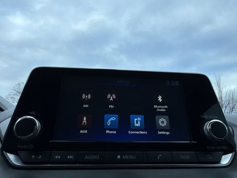 Used 2024 Nissan Sentra S image 17