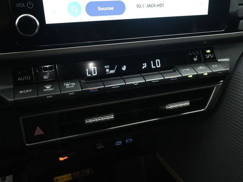 Used 2025 Toyota Camry SE w/ Convenience Package FWD image 17