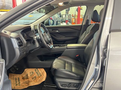 Used 2023 Nissan Rogue SV w/ SV Premium B Package image 12