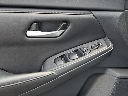 Certified 2025 Nissan Sentra SV FWD image 11
