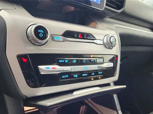 Used 2023 Ford Explorer XLT image 39