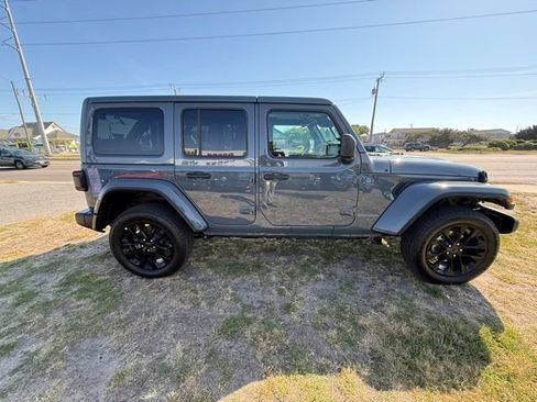 Used 2025 Jeep Wrangler Unlimited Sahara w/ Safety Group AWD/4WD image 8